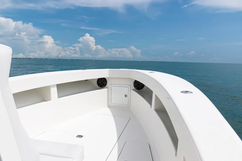  Yacht Photos Pics 2018 SeaVee 29 boat deck with ocean view and clear blue sky.