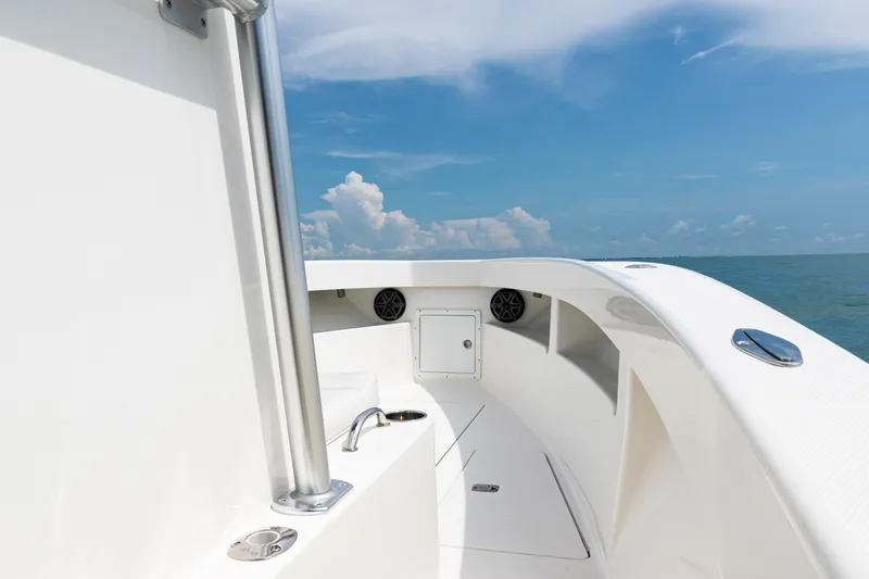  Yacht Photos Pics 2018 SeaVee 29 boat deck with ocean view and clear sky.