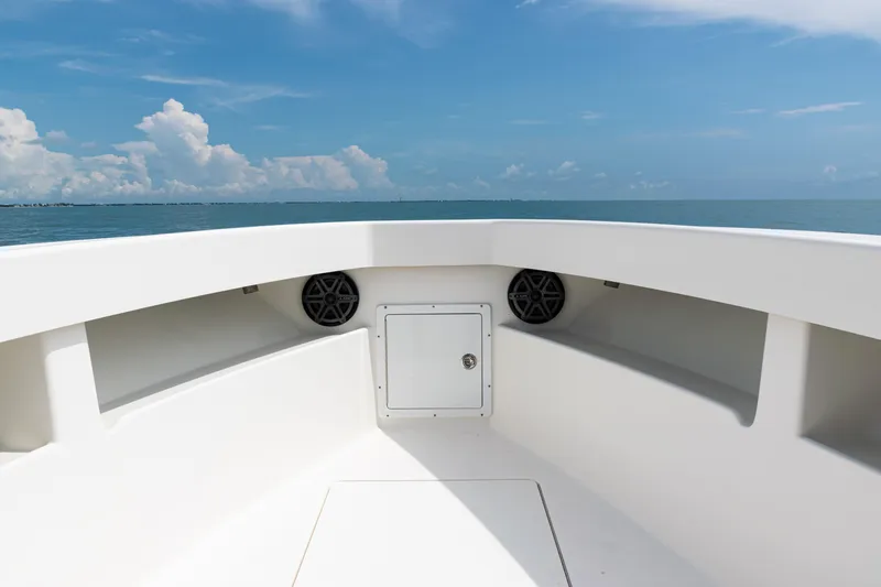  Yacht Photos Pics 2018 SeaVee 29 boat bow with ocean view and clear blue sky.
