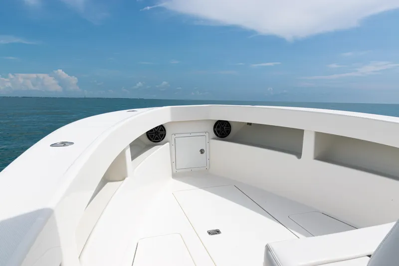  Yacht Photos Pics 2018 SeaVee 29 boat deck with ocean view under clear blue sky.