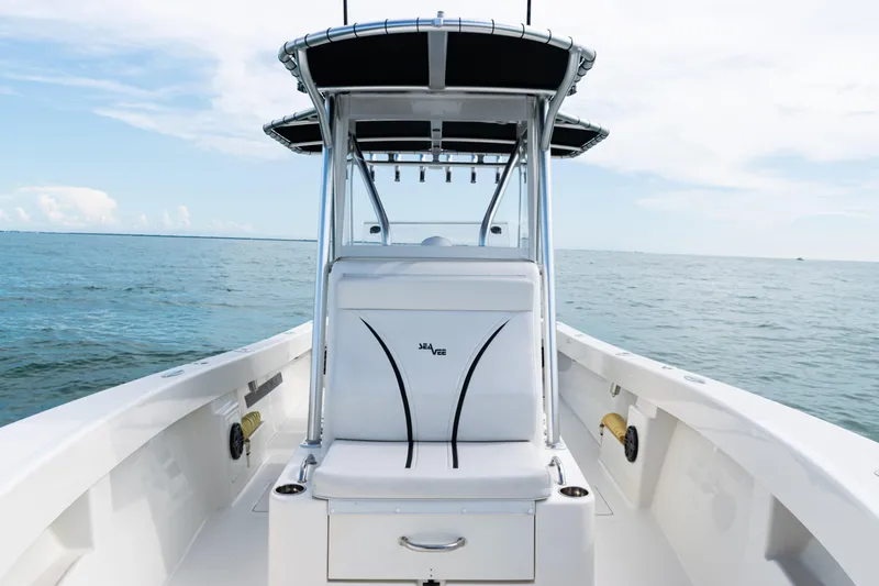  Yacht Photos Pics 2018 SeaVee 29 boat on open water, featuring sleek design and center console.