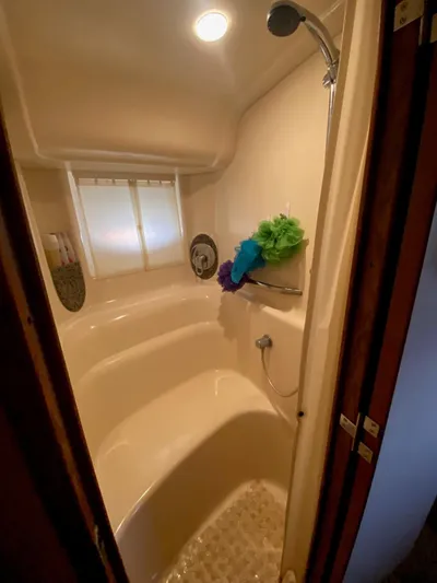  Yacht Photos Pics 2006 Sea Ray 44 Sundancer bathroom with shower and modern fixtures.