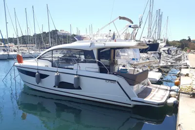 2018 Sealine C330