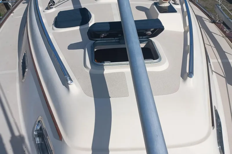 Ivory Star Yacht Photos Pics 1999 Island Packet 350 sailboat deck with open hatch and railing.