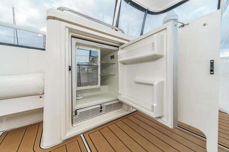 Rainbow Yacht Photos Pics 