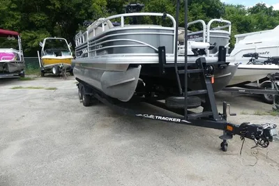 Sun Tracker Fishin' Barge 20 DLX