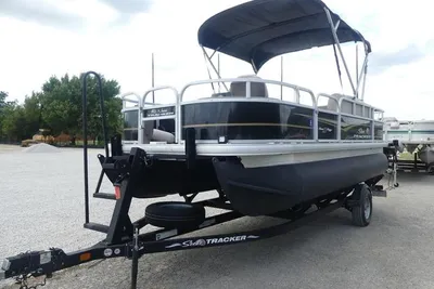 Sun Tracker Bass Buggy 18 DLX