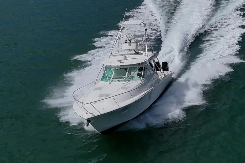 Absent Minded Yacht Photos Pics 2014 SeaVee 430 boat cruising swiftly on open water.