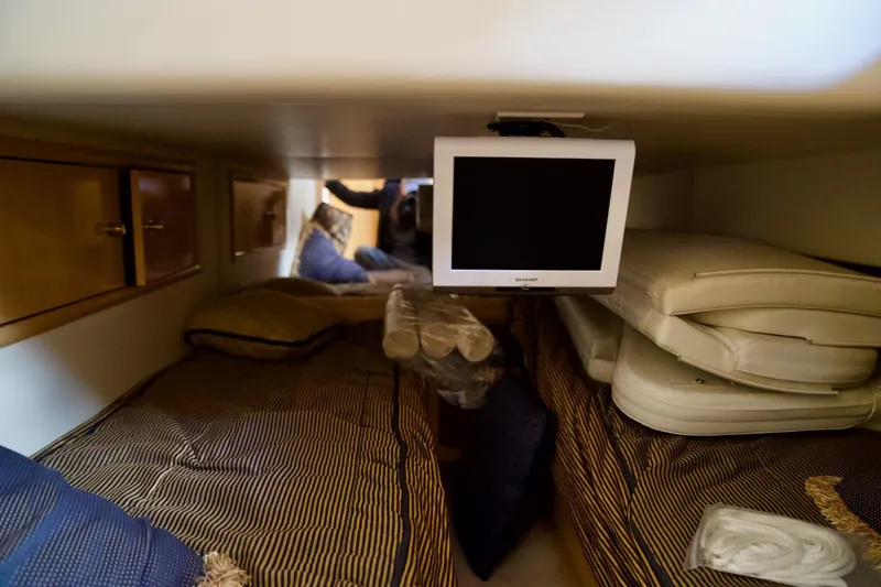  Yacht Photos Pics Interior cabin of 2000 Carver 506 Motor Yacht with beds and TV.