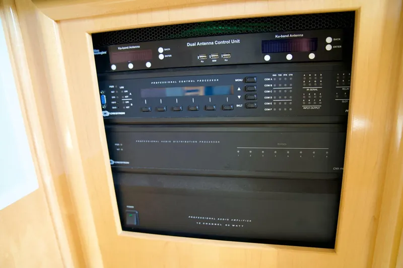  Yacht Photos Pics Control panel inside 2000 Carver 506 Motor Yacht, featuring dual antenna unit and audio processor.