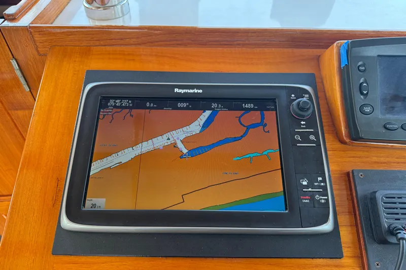 Gullywhumper Yacht Photos Pics Raymarine navigation display on 2001 Ellis 36 Flybridge boat, showing nautical chart.
