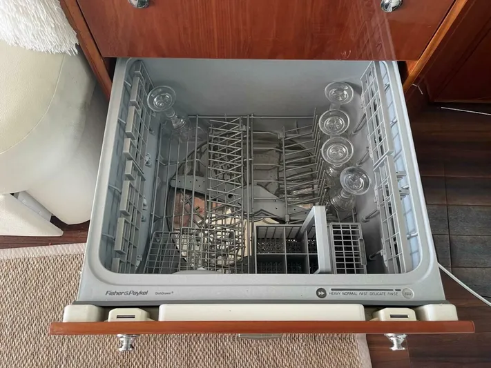  Yacht Photos Pics 2011 Riviera 43 Open Flybridge - Image 31