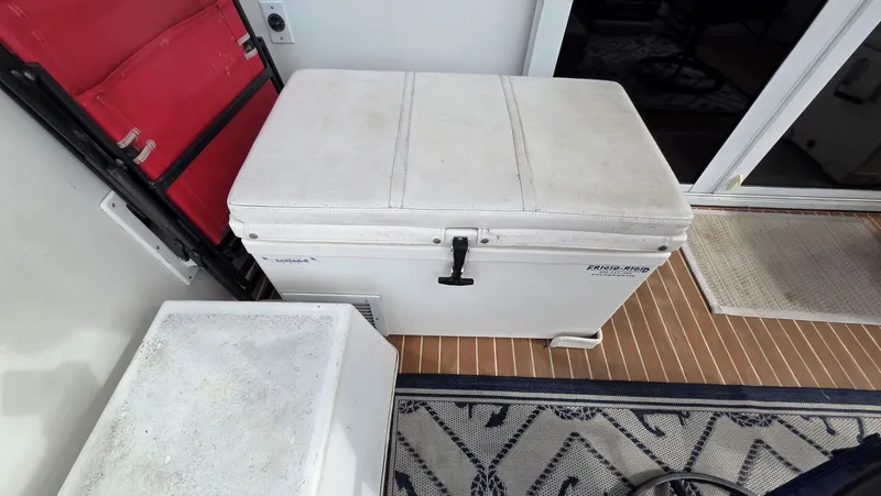 Toes In The Water Yacht Photos Pics Cooler on Navigator 5300 yacht, year 1998.