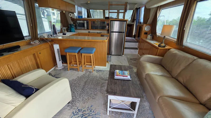 Toes In The Water Yacht Photos Pics Interior of a 1998 Navigator 5300 yacht with modern amenities.