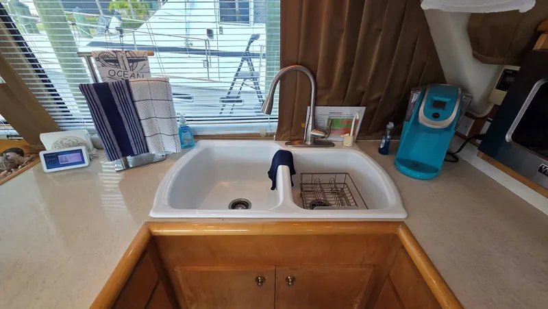 Toes In The Water Yacht Photos Pics Kitchen area on Navigator 5300 yacht, year 1998.