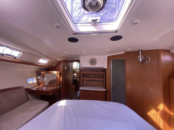  Yacht Photos Pics Interior of 2006 Hunter 45 Center Cockpit sailboat, featuring cozy seating and natural light.