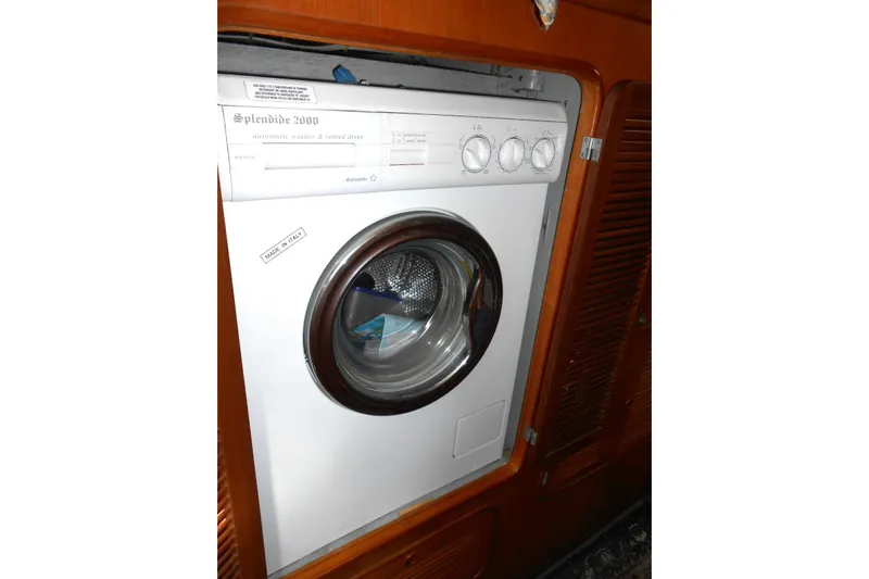 Second Kiss Yacht Photos Pics Front-loading Splendide 2000 washer-dryer in Norseman 447, 1989 model.