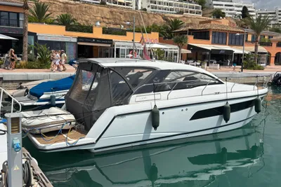 Sealine S335