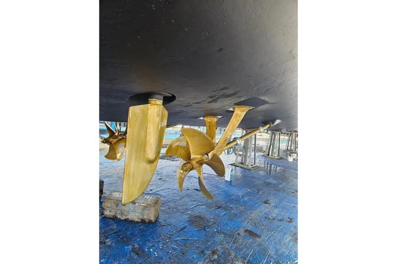 "fortunate" Yacht Photos Pics Propellers and rudders of a 1995 JOHNSON 65 Flybridge Motoryacht on dry dock.