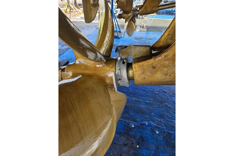 "fortunate" Yacht Photos Pics Propeller of 1995 JOHNSON 65 Flybridge Motoryacht on blue surface.