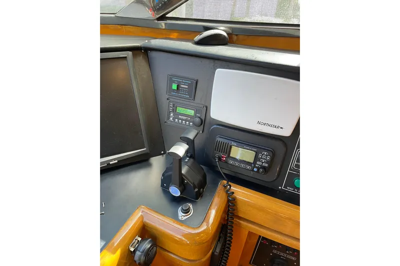 "fortunate" Yacht Photos Pics Control panel of 1995 JOHNSON 65 Flybridge Motoryacht with navigation equipment.