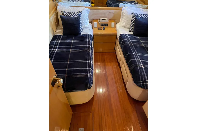 "fortunate" Yacht Photos Pics Twin beds with navy plaid bedding in 1995 JOHNSON 65 Flybridge Motoryacht cabin.