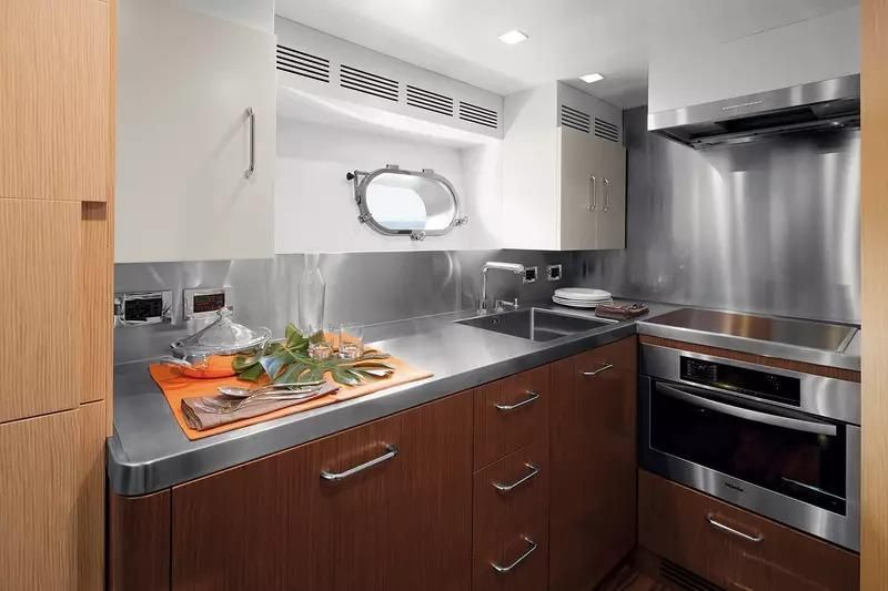 2010 Azimut 74 