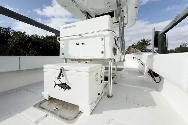 Dominion Yacht Photos Pics 2007 Invincible 33 Open Fisherman boat interior with storage and seating.