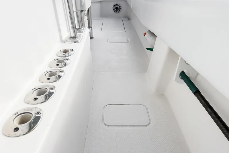 Dominion Yacht Photos Pics 2007 Invincible 33 Open Fisherman boat interior with rod holders and clean deck.