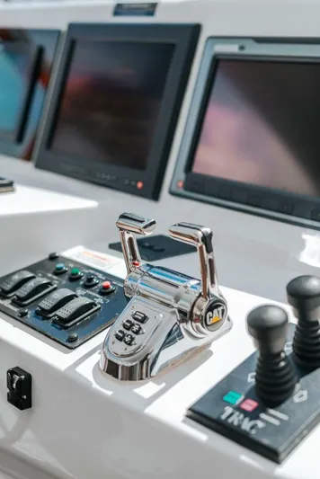  Yacht Photos Pics 2011 Hatteras 80 Motor Yacht - Image 31