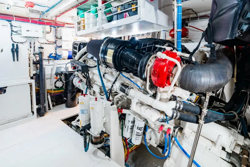  Yacht Photos Pics 2011 Hatteras 80 Motor Yacht - Image 44