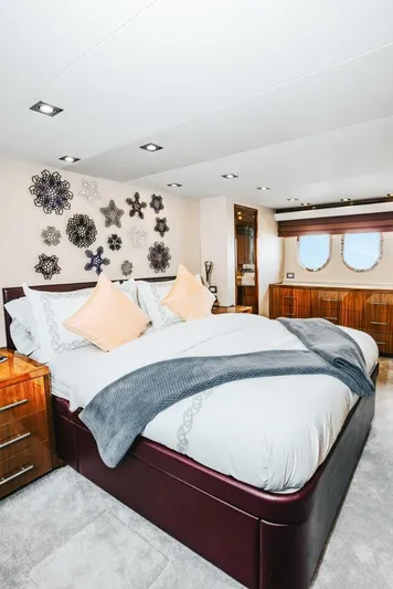  Yacht Photos Pics 2011 Hatteras 80 Motor Yacht - Image 33