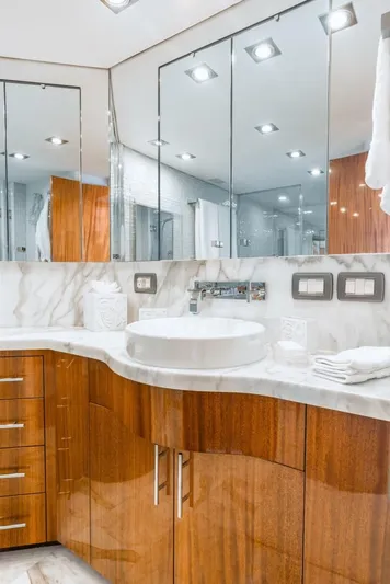  Yacht Photos Pics 2011 Hatteras 80 Motor Yacht - Image 34