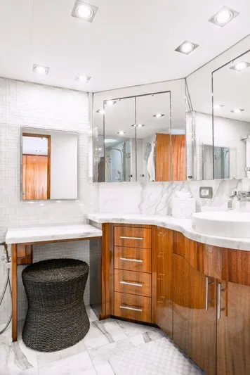  Yacht Photos Pics 2011 Hatteras 80 Motor Yacht - Image 41