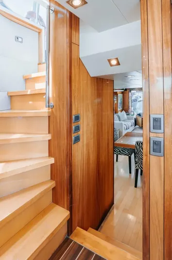  Yacht Photos Pics 2011 Hatteras 80 Motor Yacht - Image 24