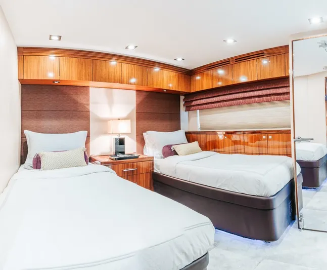  Yacht Photos Pics 2011 Hatteras 80 Motor Yacht - Image 36