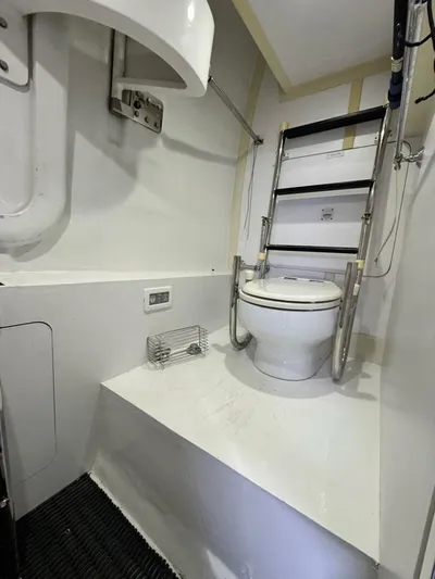  Yacht Photos Pics 2008 Hatteras 64 My - Image 40