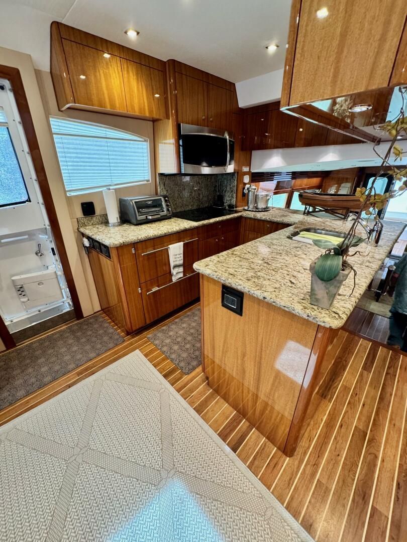 2008 Hatteras 64 