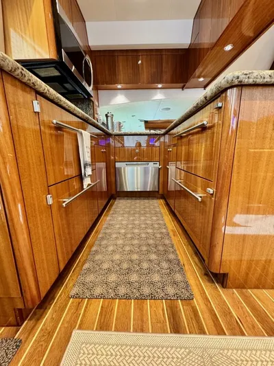  Yacht Photos Pics 2008 Hatteras 64 My - Image 16