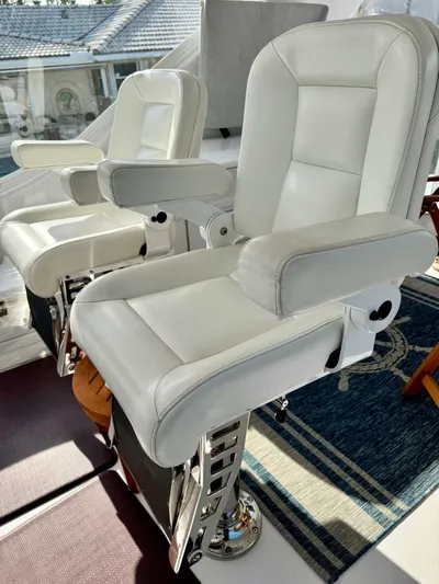  Yacht Photos Pics 2008 Hatteras 64 My - Image 37