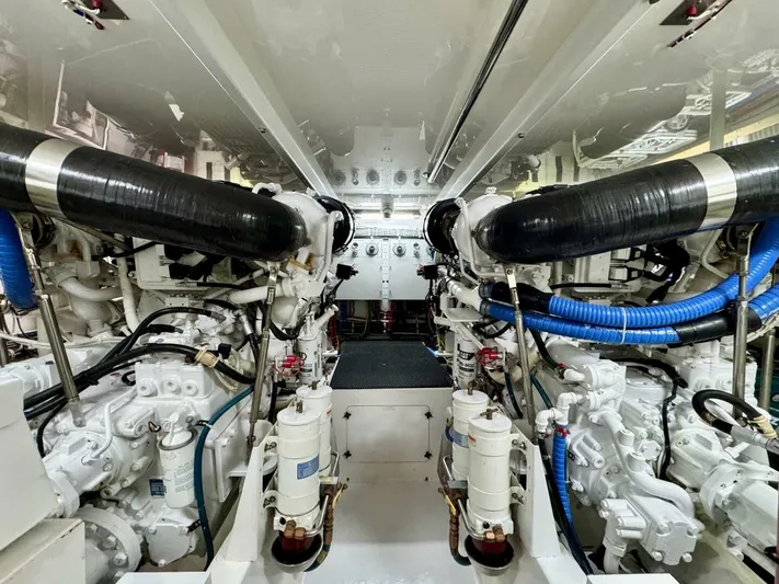  Yacht Photos Pics 2008 Hatteras 64 My - Image 42