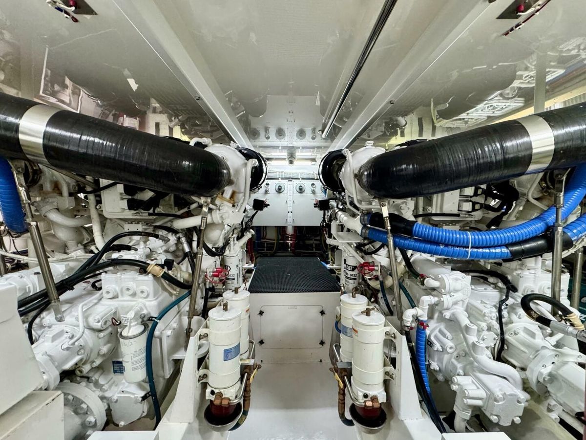 2008 Hatteras 64 