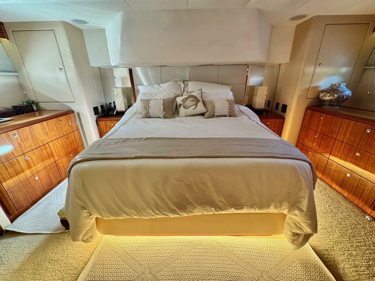 2008 Hatteras 64 
