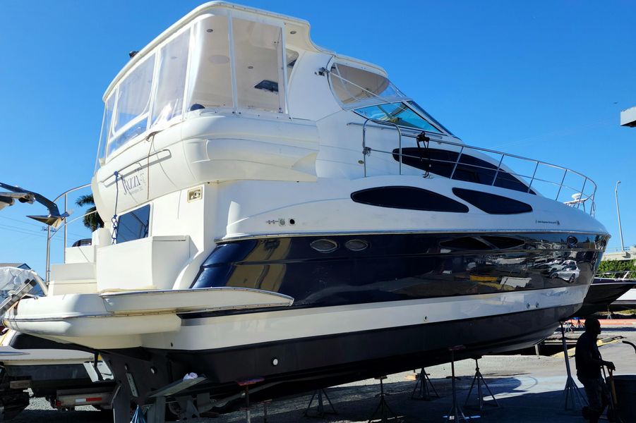 2003 Cruisers Yachts 4050 Express Motor Yacht