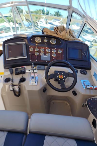2003 Cruisers Yachts 4050 Express Motor Yacht