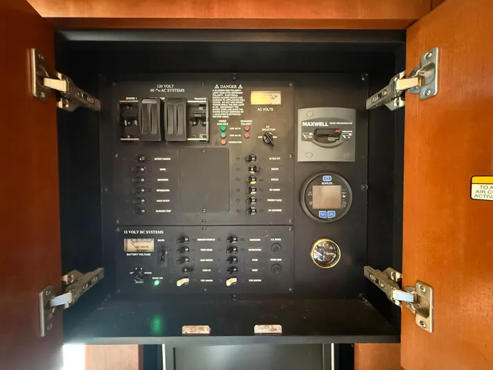  Yacht Photos Pics 2008 RAMPAGE 33 EXPRESS - Image 54