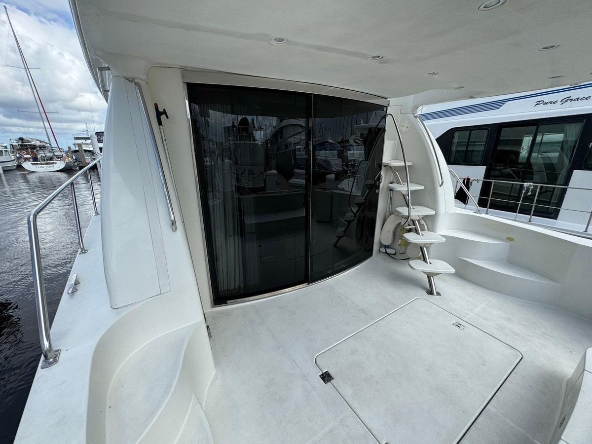 2006 Carver 56 