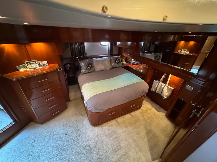 Endymion Yacht Photos Pics Luxurious 2006 Carver 56 Voyager bedroom with elegant wood finishes and cozy bedding.