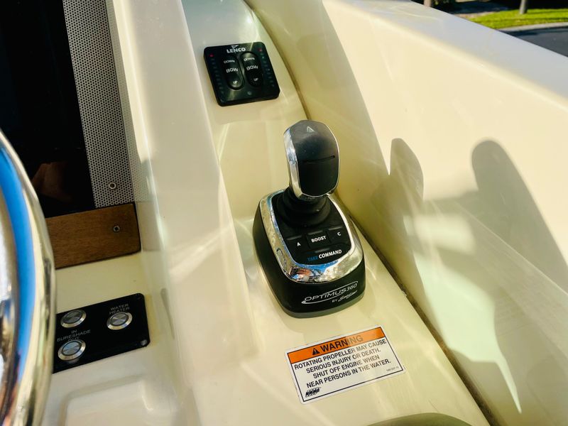 2017 Chris-Craft Calypso 30