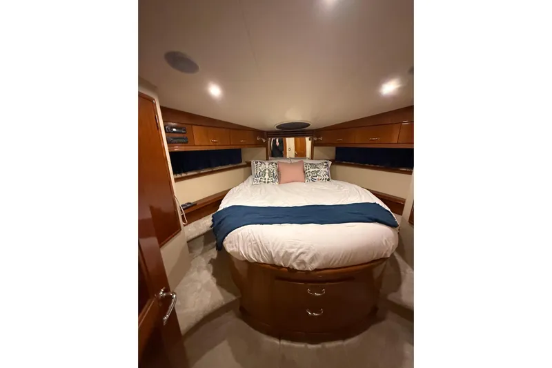 Orion Yacht Photos Pics Luxurious bedroom interior of 2004 Carver 460 Voyager yacht with cozy bedding.